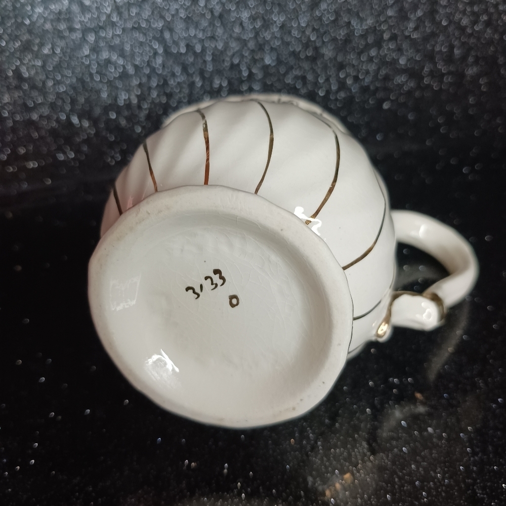 Vintage Sadler Cream and Gold Ornate Creamer. - Picture 6 of 6